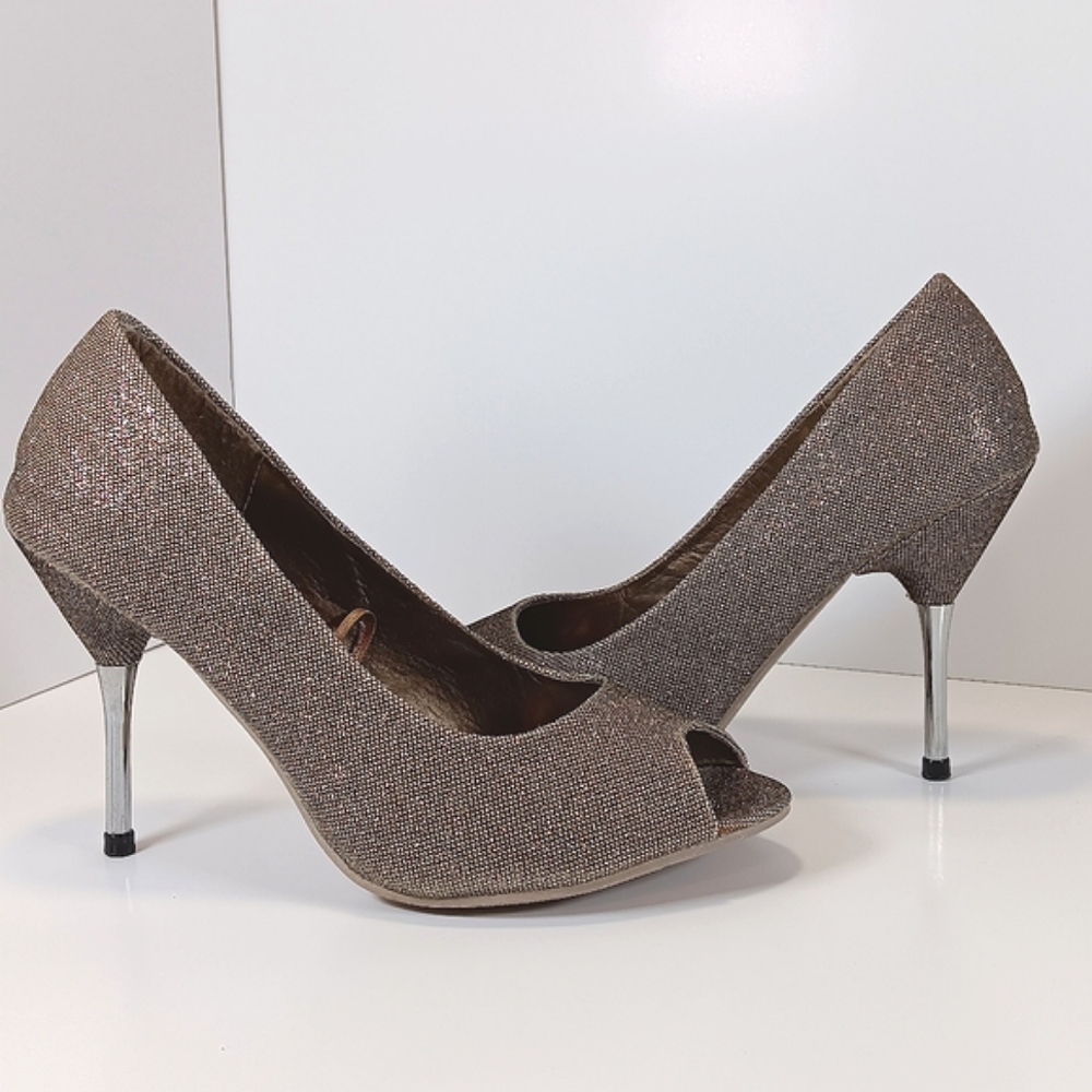 Suzy Shier Gold Sequin Pumps Size 7 Silver Heel Accent Formal Heels Shoes